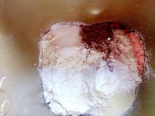 1、心相印红丝绒麻薯软欧,将面团材料中除黄油的所有材料放入面包桶。预留10克左右的水视情况添加。