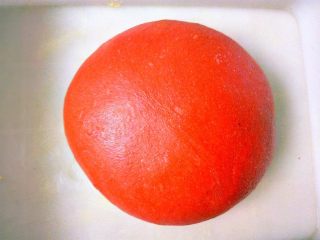 4、心相印红丝绒麻薯软欧,整理成光滑面团放入容器中，盖上保鲜膜，放于温暖处一发。