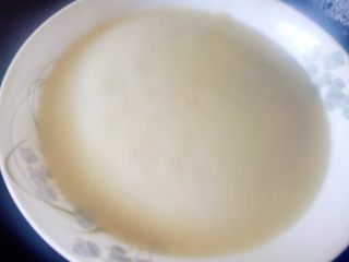 5、心相印红丝绒麻薯软欧,放入盘或碗大火蒸15分钟左右，全部凝结成固体，用筷子戳，没有液体渗出就可以了。