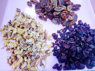 7、心相印红丝绒麻薯软欧,备好喜欢的果干，也可以加一些红豆沙涂抹。