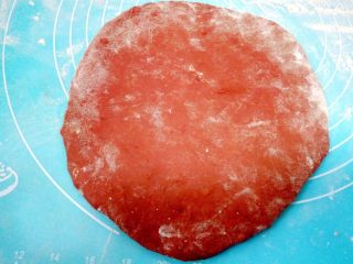 11、心相印红丝绒麻薯软欧,取一份擀成圆形。