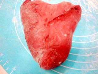 15、心相印红丝绒麻薯软欧,收口一定要捏紧，不然烤时会散开、爆浆。