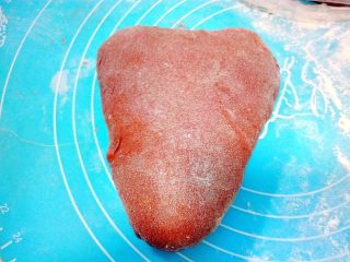 16、心相印红丝绒麻薯软欧,翻面后看起来像是等腰三角形的样子。