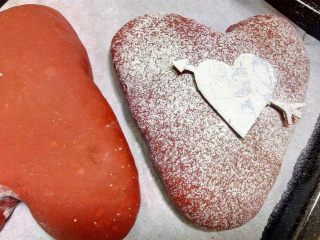 20、心相印红丝绒麻薯软欧,面团二发至大约二倍大。.用卡纸剪成爱心状盖在二发后的面团上，筛上高粉。