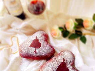 25、心相印红丝绒麻薯软欧,超软的面包体，果干酸酸甜甜，麻薯柔软Q弹，而且加了全麦粉，更加健康。不仅有颜值，更有内涵哦！