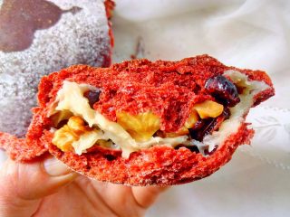 28、心相印红丝绒麻薯软欧,内部组织，果干酸酸甜甜，每一口都好满足。