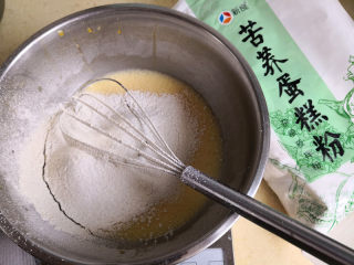 3、冰雪奇缘蛋糕,苦荞蛋糕粉筛入蛋黄糊中，