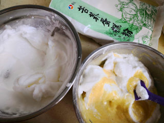 5、冰雪奇缘蛋糕,取1/3的蛋白加入到蛋黄糊中，翻拌均匀，再倒回蛋白糊中，翻拌或切拌至均匀，	