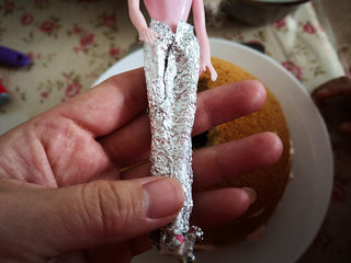 12、冰雪奇缘蛋糕,把冰雪奇缘娃娃下半身用锡纸包好备用，