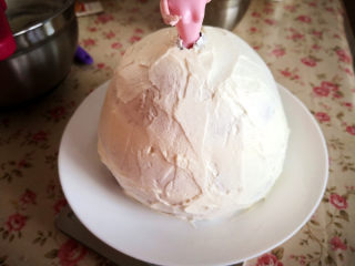 13、冰雪奇缘蛋糕,插入蛋糕中间，再把蛋糕用淡奶油抹平，