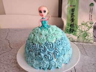15、冰雪奇缘蛋糕,就完成啦。