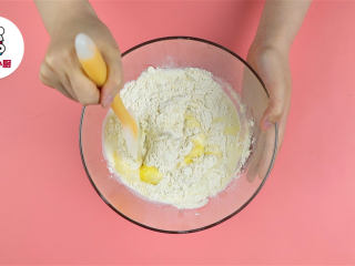 1、零难度脆底蜂蜜小面包,高筋面粉250g加入牛奶120ml、酵母3g、鸡蛋液、盐3g、细砂糖50g，混合均匀，再揉至扩展阶段