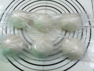 6、淡奶油软欧包,揉圆松弛20分钟