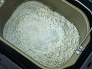 1、东北猪肉酸菜馅包子,将普通面粉和白糖放入面包桶内