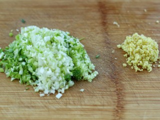 7、东北猪肉酸菜馅包子,葱、姜剁成碎末