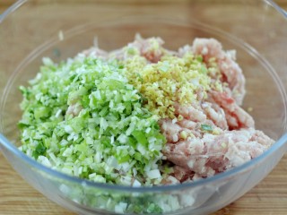 8、东北猪肉酸菜馅包子,将猪肉馅和葱、姜末一同放入容器中