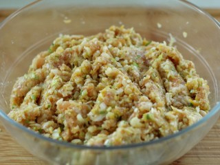 12、东北猪肉酸菜馅包子,将酸菜放入肉馅中拌匀即可