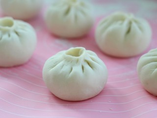 20、东北猪肉酸菜馅包子,按以上步骤将包子包好