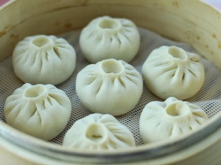 21、东北猪肉酸菜馅包子,摆放蒸笼内盖上锅盖进行二次发酵