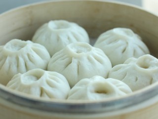 24、东北猪肉酸菜馅包子,关火后虚蒸三分钟再打开锅盖，白胖喷香的包子就蒸好了