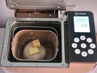 2、口袋三明治,揉至面筋扩展，表面光滑，加入软化的黄油。