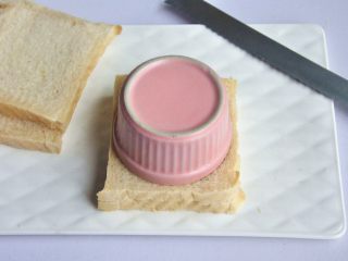 13、口袋三明治, 取一个比吐司更小的碗，重重的扣在吐司上面，确保压紧后，再用小刀割去边角料。