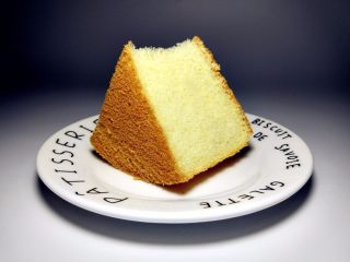 11、新手也能0失败——戚风蛋糕,将低粉和玉米淀粉过筛,也可以全用低筋粉来做。玉米淀粉筋度更低,重量也更轻,有利于膨胀和组织稳定。打发蛋清时,细砂糖的颗粒摩擦能带