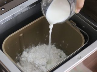 2、抹茶空心麻薯,除了黄油以外!把所有食材倒进面包桶加入牛奶,启动10分钟搅拌程序!
