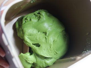 5、抹茶空心麻薯,揉出的麻薯面团光滑!「麻薯面团比较粘手推荐用一次性手套,简直太好用了!不粘手!轻松搓出团子」