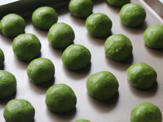 7、抹茶空心麻薯,搓了24个放入学厨铝合金11寸不沾烤盘!