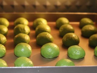 8、抹茶空心麻薯,烤箱预热170度两分钟后放入!底层用网架!烘烤30分钟!