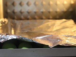 11、抹茶空心麻薯,开烤箱覆盖锡纸!立刻关上门继续烘烤,之后的20分钟上火调165度即可!