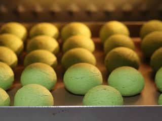 12、抹茶空心麻薯,烘烤完后烤箱门打开散热,可以不用立刻取出。