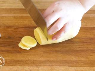 2、黄金虾球12m+(宝宝辅食),上锅蒸熟,筷子能轻松扎断就行了