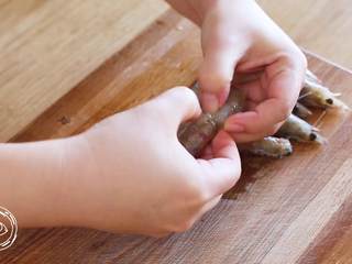 4、黄金虾球12m+(宝宝辅食),处理虾:先掐掉虾头,挑出虾线、去掉虾身的虾壳,只留着尾部的一截壳就行了