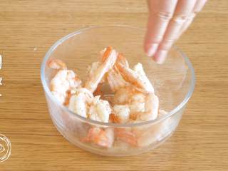 10、黄金虾球12m+(宝宝辅食),腌制一会:依次撒上胡椒粉、盐,搅拌均匀~