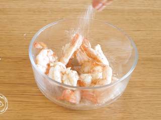 12、黄金虾球12m+(宝宝辅食),腌制一会:依次撒上胡椒粉、盐,搅拌均匀~