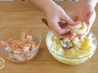 15、黄金虾球12m+(宝宝辅食),包好的虾先放淀粉里滚一圈,再沾上鸡蛋液、最后外面裹一层面包糠,虾球准备工作就基本完成啦~