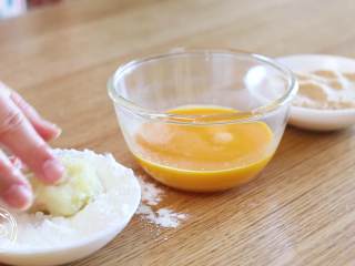 17、黄金虾球12m+(宝宝辅食),包好的虾先放淀粉里滚一圈,再沾上鸡蛋液、最后外面裹一层面包糠,虾球准备工作就基本完成啦~