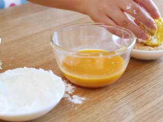 19、黄金虾球12m+(宝宝辅食),包好的虾先放淀粉里滚一圈,再沾上鸡蛋液、最后外面裹一层面包糠,虾球准备工作就基本完成啦~