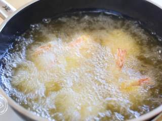 21、黄金虾球12m+(宝宝辅食),放入虾球,开始炸,稍微搅拌翻面,直到炸的虾球四周金黄就可以捞出来了~