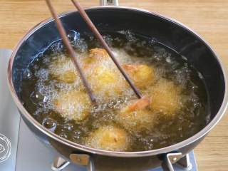 22、黄金虾球12m+(宝宝辅食),放入虾球,开始炸,稍微搅拌翻面,直到炸的虾球四周金黄就可以捞出来了~