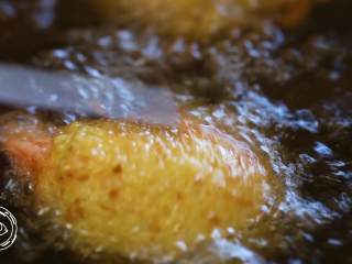 23、黄金虾球12m+(宝宝辅食),放入虾球,开始炸,稍微搅拌翻面,直到炸的虾球四周金黄就可以捞出来了~