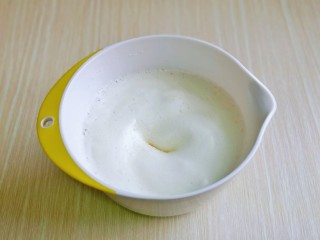 9、棉花蛋糕&不开裂不回缩方子,蛋白中滴入白醋启动电动打蛋器将蛋白低速打至呈现鱼眼泡。