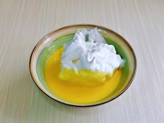 12、棉花蛋糕&不开裂不回缩方子,取三分之一的蛋白霜加入蛋黄糊中，翻拌手法直至看不到蛋白霜。