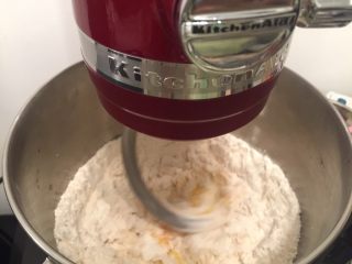 1、绵绵吐司（直接法）,将除黄油以为的所有材料放入厨师机桶内