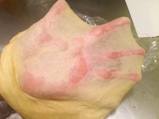 2、绵绵吐司（直接法）,先1档搅拌无干粉后转2档揉成光滑能拉出有弹性的薄膜后放入黄油，揉至薄而不易破的手套膜