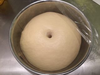 4、绵绵吐司（直接法）,手沾面粉插入面团，不塌陷不回缩即发酵完成