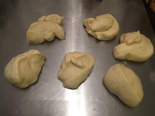 5、绵绵吐司（直接法）,面团取出轻压排气，平均分成6份