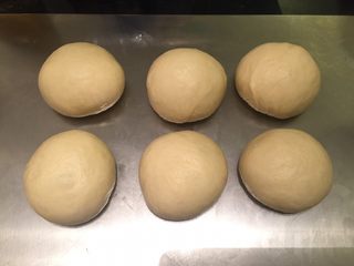 6、绵绵吐司（直接法）,分别搓圆，静置20分钟